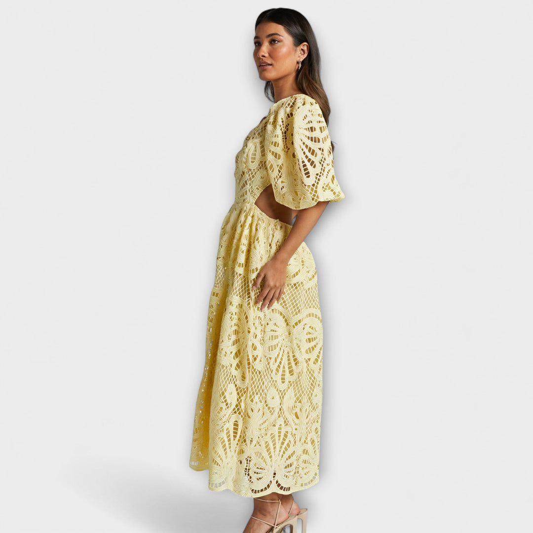Vestido elegante con delicados detalles