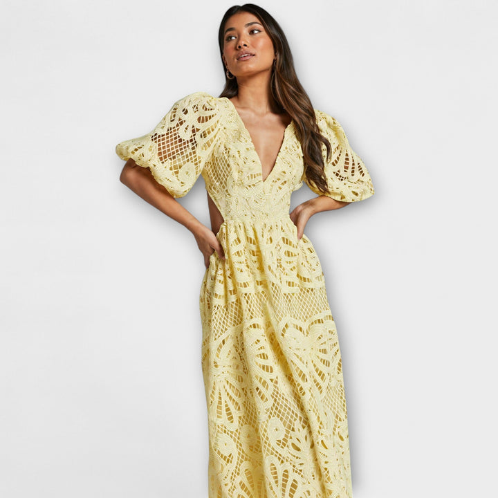 Vestido elegante con delicados detalles