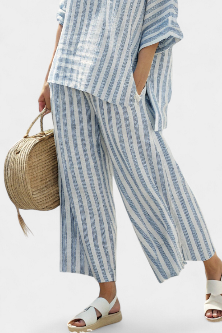 Federica — Top sofisticado de lino con rayas azules y pantalones relajados