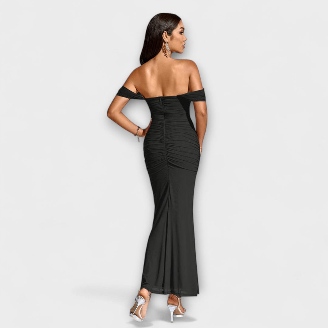 Ione - Vestido ajustado con hombros al descubierto y fruncido