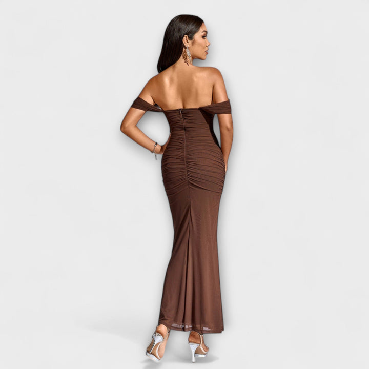 Ione - Vestido ajustado con hombros al descubierto y fruncido