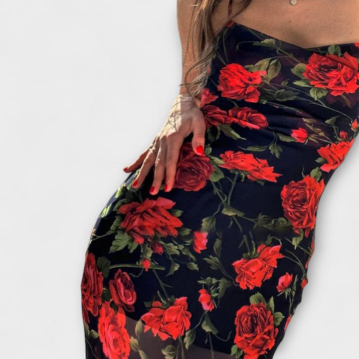 Vestido corto ajustado con estampado floral y tirantes