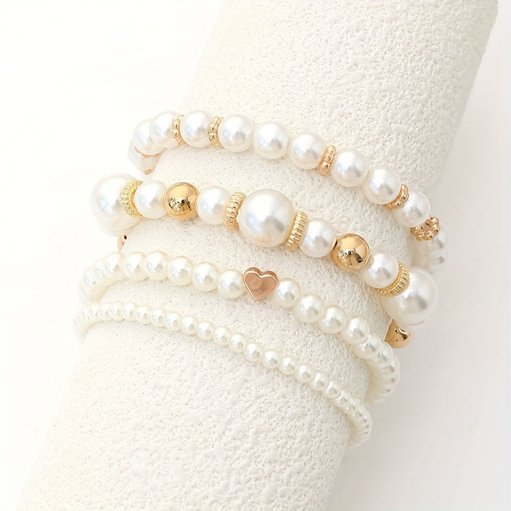 Conjunto de elegantes pulseras en forma de corazón con perlas