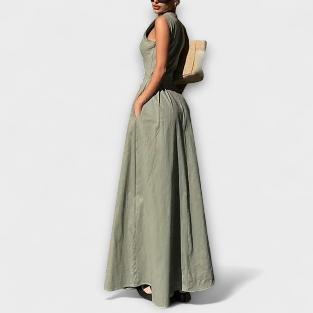 Vestido corto sin mangas con plisados y corte ajustado midi