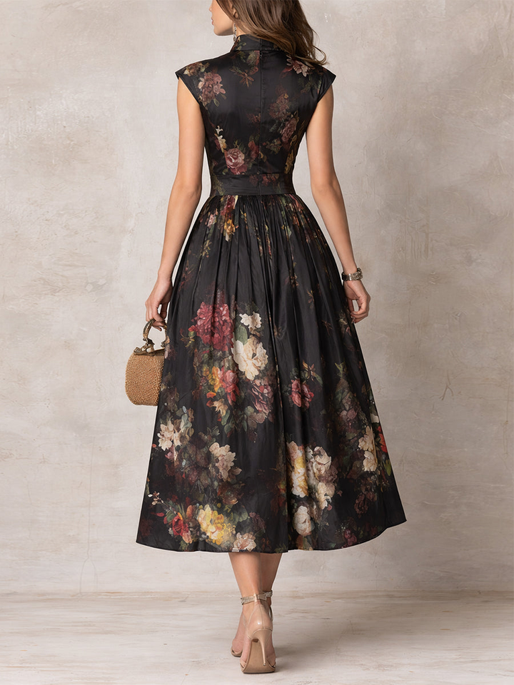 Violetta | Vestido Midi Negro de Satén Plisado con Flores y Escote en Llave