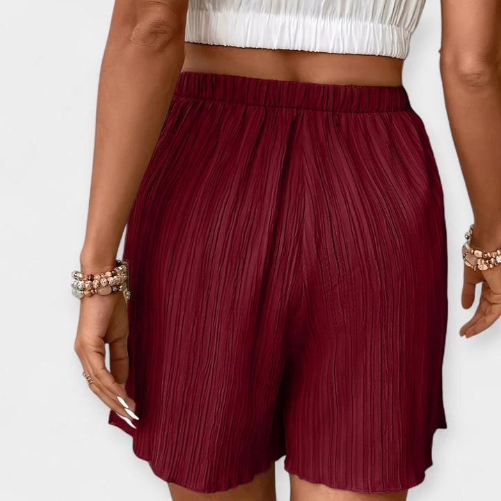Pantalones cortos elegantes con plisado