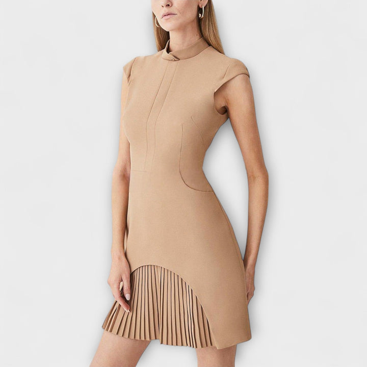 Elowen - Mini vestido con patchwork inspirado en lo militar y cuello alto