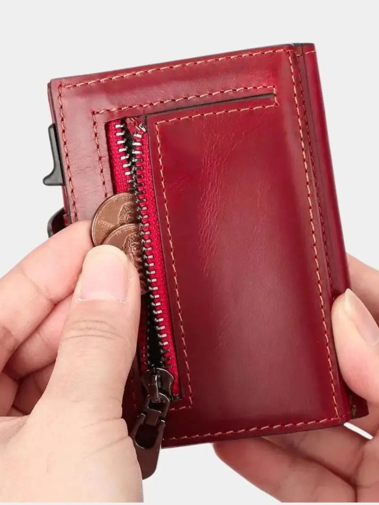 Antifraude: Cartera Magnética de Cuero con Diseño de Cruz y Corona