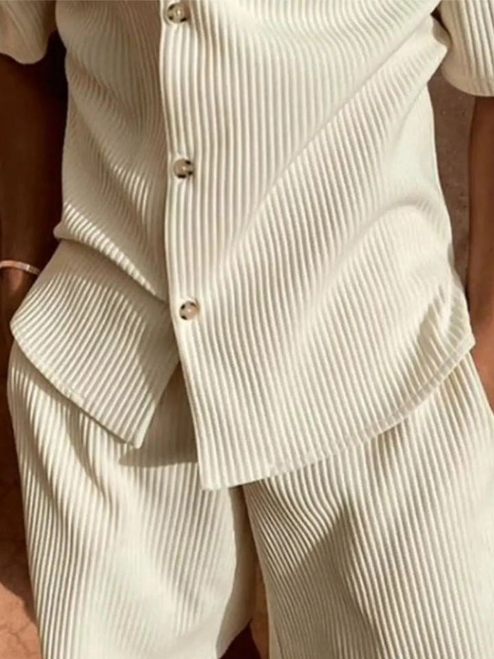 Conjunto Minimalista de Pana: Camisa y Shorts